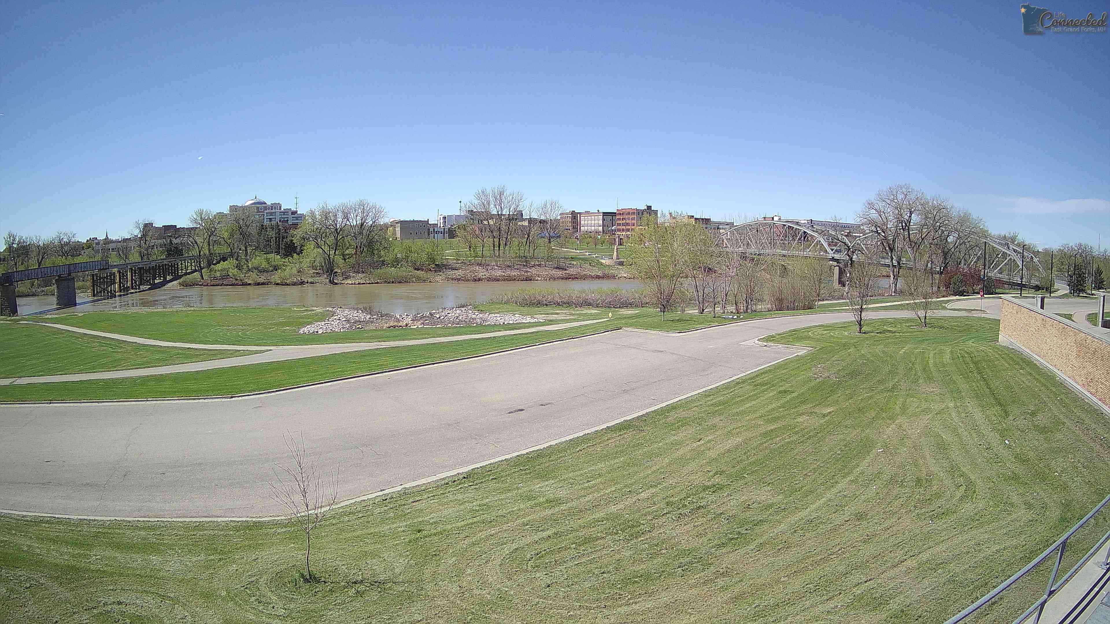 Live camera view of the Red River of the North near the Sorlie Bridge between East Grand Forks, MN and Grand Forks, ND